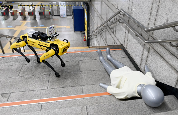 25일 인천시 부평구 부평지하상가에서 열린 '부평역 지하상가 AI·5G 기반 대규모 로봇실증사업 출범식'에서 로봇이 감시정찰 임무 시연을 하고 있다. 인천시 제공