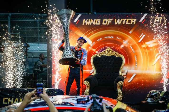 미켈 아즈코나 선수가 2022 WTCR 사우디아라비아 대회에서 드라이버 부문 종합 우승을 확정 짓고 포디움에 올라선 모습. 현대자동차 제공