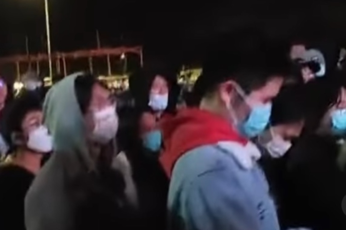 베이징대 학생들이 25일 밤 낙서한 학생을 처벌하지 말 것을 요구하는 시위를 벌이고 있다. 독자 제공