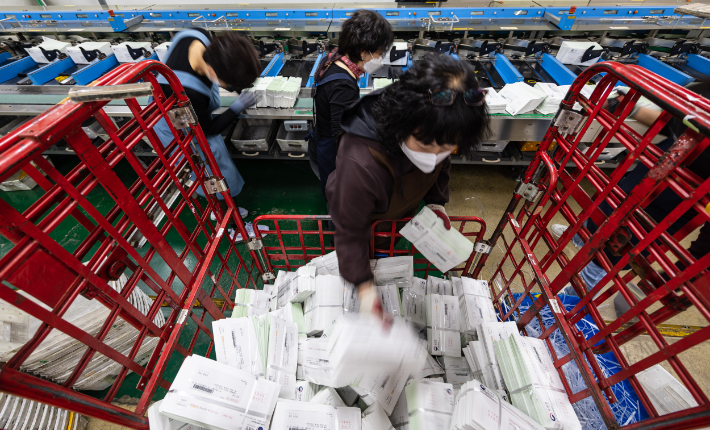 지난 23일 오후 서울 강남구 강남우체국에서 직원들이 국세청에서 발송한 2022년 주택분 종합부동산세 고지서를 분류하고 있다. 연합뉴스