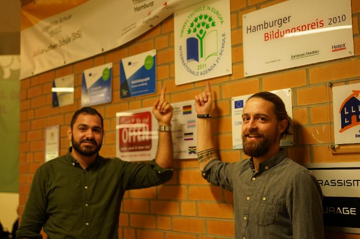 환경학교 인증 로고를 가리키고 있는 율리우스 레버 학교의 스타마티 시니커스 교사(왼쪽)와 샤사 프론츠 교사(오른쪽). 류도성 기자