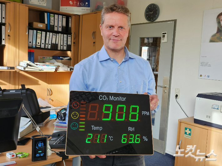 함부르크 기후학교를 총괄하는 비욘 폰 클라이스트가 이산화탄소 측정기를 들어보이고 있다. 류도성 기자