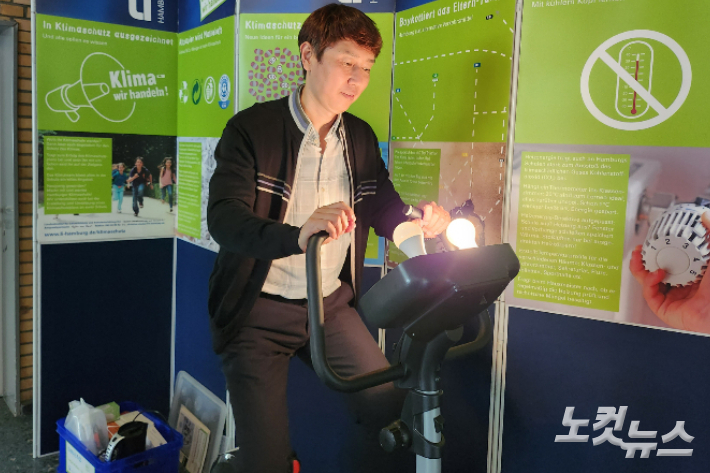 자전거 페달을 밟으며 일반 조명과 LED 조명의 에너지 소모량을 측정하는 기구. 류도성 기자