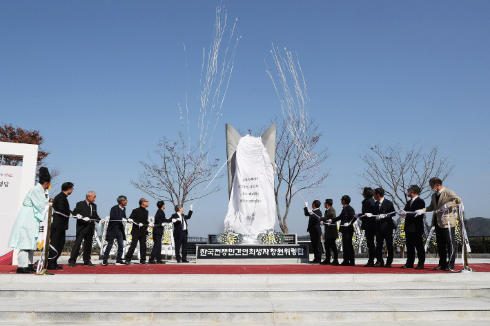 72년만에 한국전쟁 민간인희생자 위령탑 창원서 제막