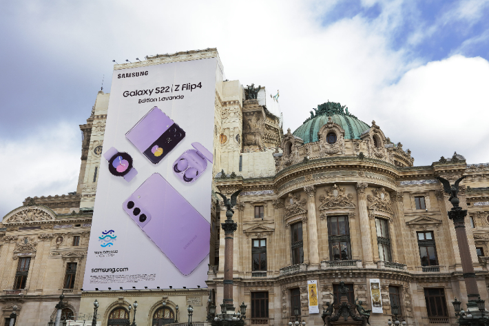 삼성전자가 28~29일 BIE 총회가 열리는 프랑스 파리에서 '2030 부산세계박람회' 유치 활동을 홍보한다. 파리 오페라 가르니에의 대형 옥외광고에 포함된 '2030 부산세계박람회' 로고. 삼성전자 제공