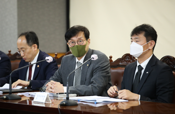 이창용 한국은행 총재가 28일 서울 중구 은행회관에서 열린 비상거시경제금융회의에서 질문에 답변하고 있다. 한국은행 제공