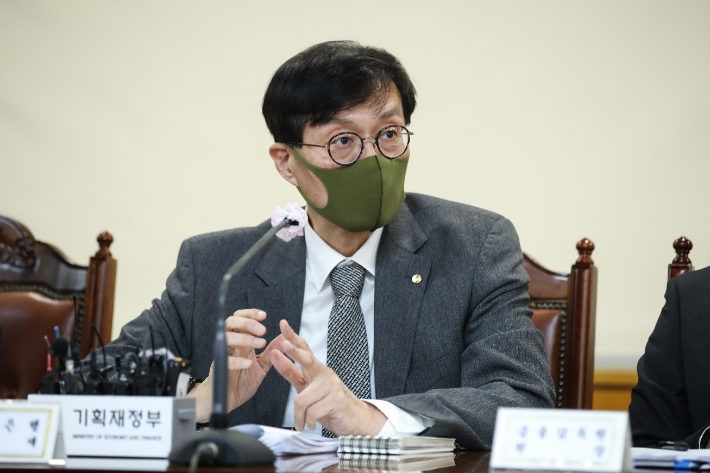 이창용 한국은행 총재가 28일 서울 중구 은행회관에서 열린 비상거시경제금융회의에서 질문에 답변하고 있다. 한국은행 제공