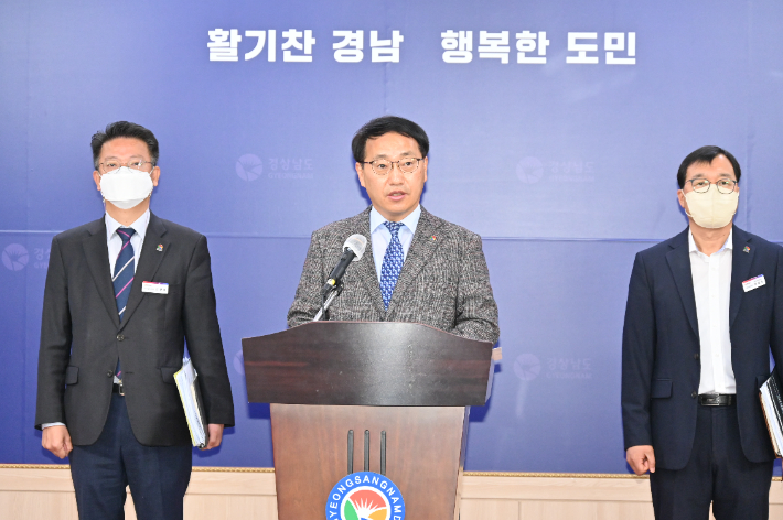 최만림 행정부지사가 브리핑을 하고 있다. 경남도청 제공