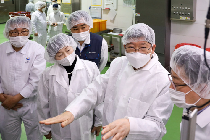 SPC 안전경영위원회 정갑영 위원장(오른쪽 두번째)과 조현욱 위원(왼쪽 두번째)이 평택 SPL 공장을 방문해 생산 라인 현장을 점검하고 있다. 