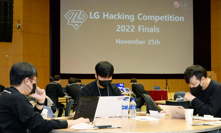 LG전자가 사이버보안의 중요성 인식 제고는 물론 SW 개발자들의 역량 향상, 우수 인재 발굴을 위해 최근 서울 양재동 소재 서초R&D캠퍼스에서 'LG 해킹대회 2022'를 열었다. LG전자 제공