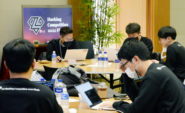 LG전자가 사이버보안의 중요성 인식 제고는 물론 SW 개발자들의 역량 향상, 우수 인재 발굴을 위해 최근 서울 양재동 소재 서초R&D캠퍼스에서 'LG 해킹대회 2022'를 열었다. LG전자 제공