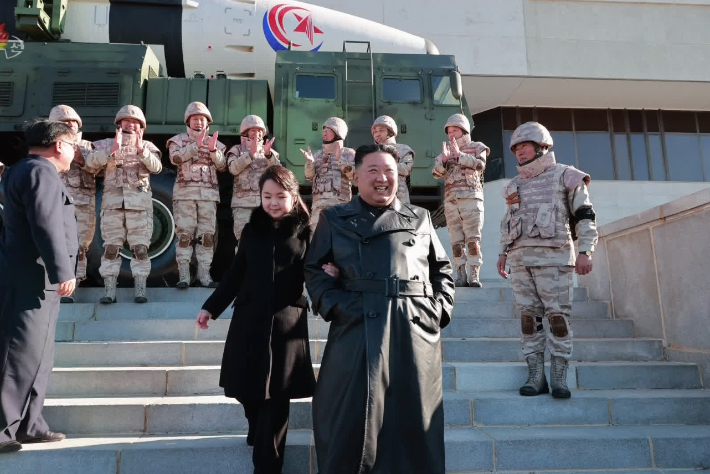 조선중앙TV는 27일 "경애하는 김정은 동지께서 신형대륙간탄도미사일 화성포-17형 시험발사 성공에 기여한 성원들과 함께 기념사진을 찍으시였다"고 보도했다. 연합뉴스