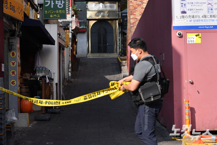 지난 11일 오후 서울 용산구 핼러윈 참사 현장에서 경찰 관계자들이 폴리스 라인을 해제하고 있다. 류영주 기자