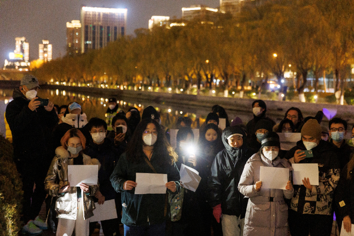 지난 27일 밤 중국 베이징에서 사람들이 백지를 든 채 우루무치 화재 희생자를 추모하고 당국의 제로 코로나 방역에 항의하는 집회를 열었다. 연합뉴스