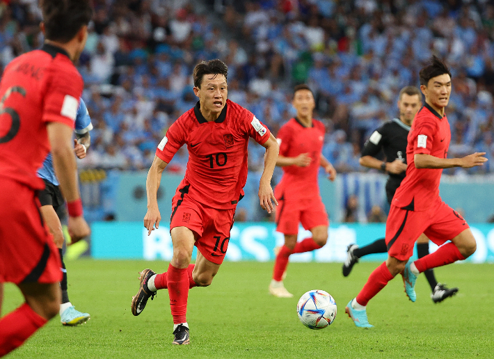 지난 24일 오후(현지시간) 카타르 알라이얀의 에듀케이션 시티 스타디움에서 열린 2022 카타르 월드컵 조별리그 H조 1차전 대한민국과 우루과이 경기. 대한민국 이재성이 드리볼을 하고 있다. 연합뉴스