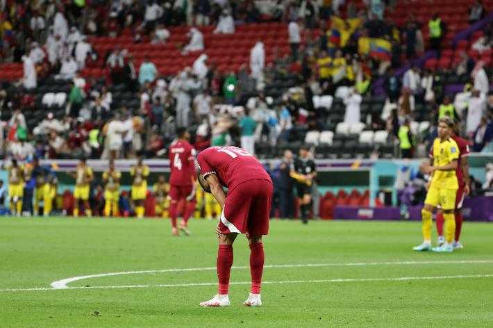 역대 월드컵 개막국 중 처음으로 개막전 경기에 패한 카타르. 연합뉴스