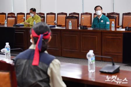 첫 교섭 위해 마주 앉은 정부-화물연대