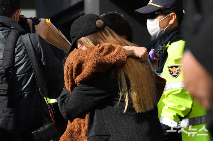10월 31일 서울 용산구 이태원역 1번 출구 앞에 마련된 희생자 추모 공간을 찾은 시민들이 애도하고 있다. 류영주 기자