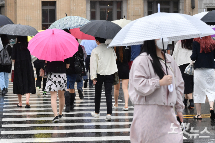 서울 광화문 네거리에 우산을 쓴 시민들이 출근을 하고 있다. 류영주 기자
