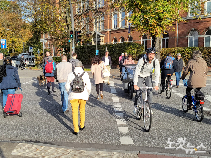 독일 함부르크에는 보행자 횡단보도와 자전거 횡단보도가 별도로 구분돼 있다. 이인 기자