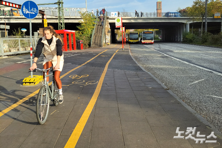 독일 함부르크는 차도를 줄이고 자전거 도로를 대폭 늘렸다. 이인 기자
