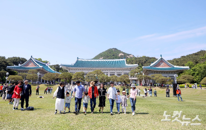 10일 오후 서울 종로구 청와대에서 시민민들이 본관 앞 잔디밭을 거닐고 있다. 인수위사진기자단