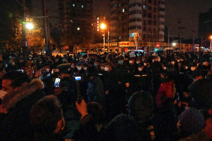 지난 27일 밤 중국 베이징에서 열린 '제로 코로나' 반대 시위. 연합뉴스