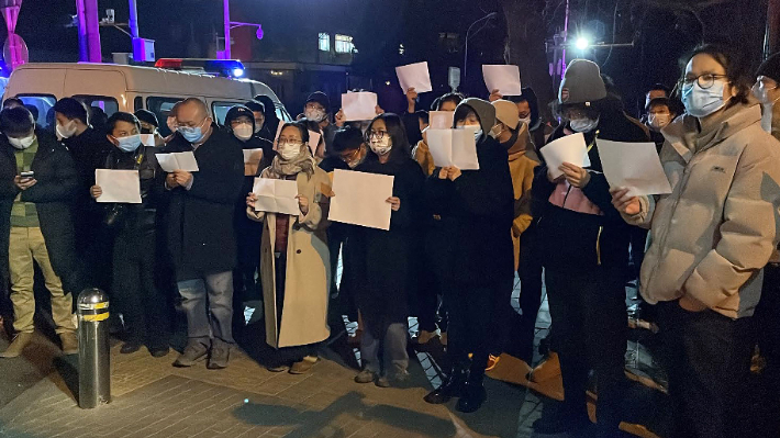 지난 27일 밤 중국 베이징에서 백지를 들고 시위에 나선 사람들. 연합뉴스
