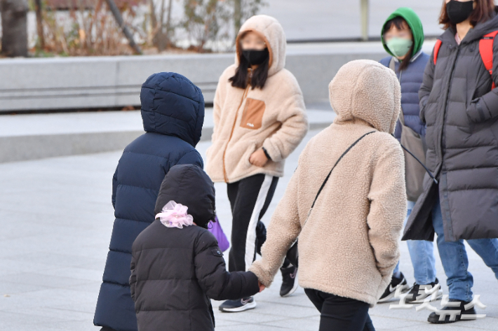 지난 27일 서울 종로구 광화문네거리에 시민들이 두꺼운 옷을 입고 발걸음을 옮기고 있다. 류영주 기자
