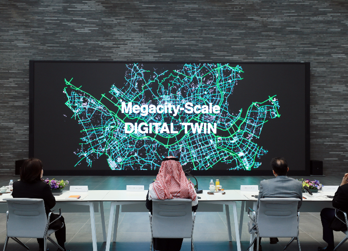 네이버의 도시 단위 디지털트윈 기술력에 대해 설명을 듣고 있는 사우디아라비아 장관 일행. 네이버 제공