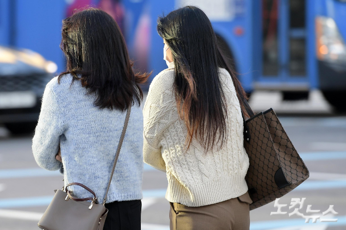반짝 추위가 찾아온 24일 서울 광화문 사거리에서 시민들이 옷깃을 여민 채 발걸음을 옮기고 있다. 박종민 기자