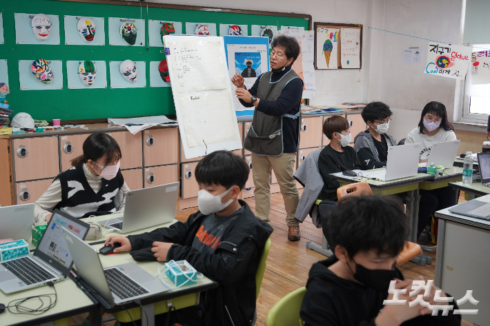 서울 탑산초등학교 정용주 교사와 6학년 학생들이 기후교육 프로젝트인 사회적 기업 만들기 시간에 토론하고 있다. 이인 기자
