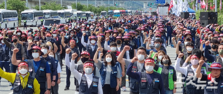 화물연대 노조원들이 부산신항 삼거리에서 총파업 출정식을 열고 있다. 박진홍 기자