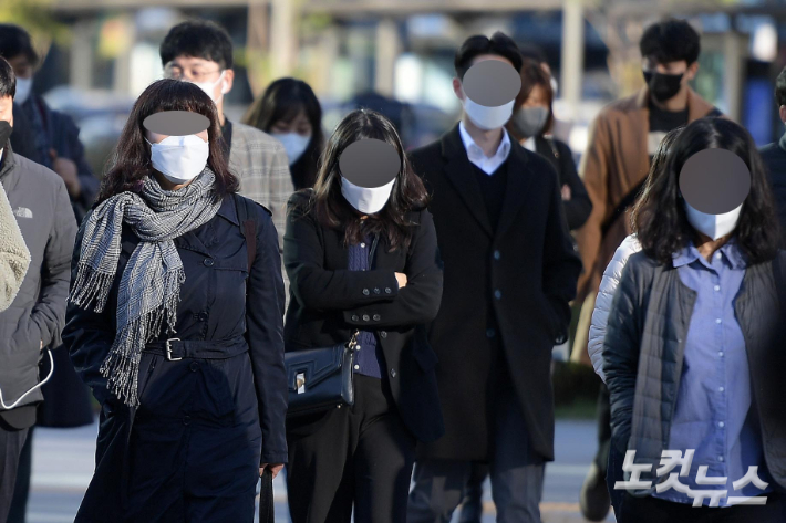 서울 광화문사거리에서 시민들이 옷깃을 여민 채 발걸음을 옮기고 있다. 박종민 기자