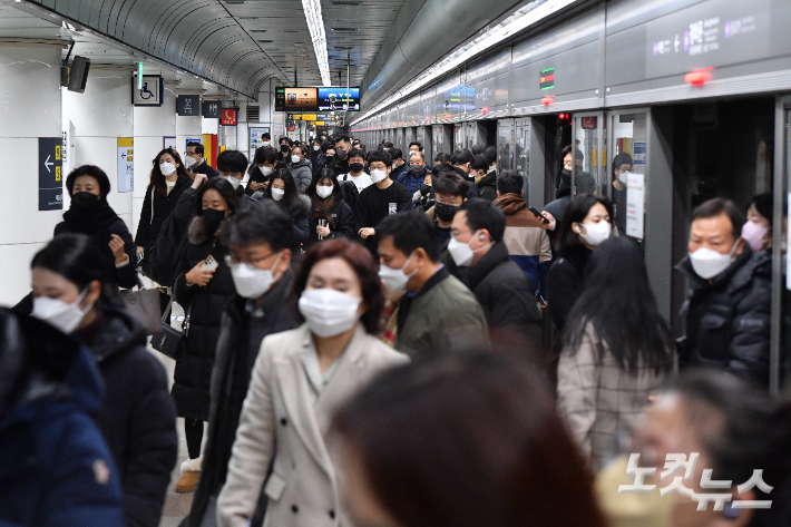 서울 지하철을 운영하는 서울교통공사 노조가 총파업에 돌입한 30일 오전 서울 광화문역 승강장에서 시민들이 지하철을 이용하고 있다. 지하철 파업은 지난 2016년 9월 이후 6년 만이다. 류영주 기자