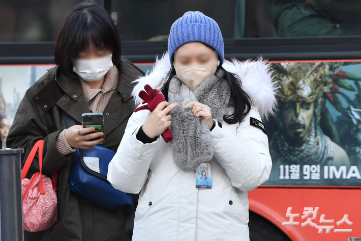 전국 대부분 지역에 한파 특보가 내려진 30일 오전 서울 종로구 광화문네거리에 겨울 옷을 입은 시민들이 출근을 하고 있다. 류영주 기자