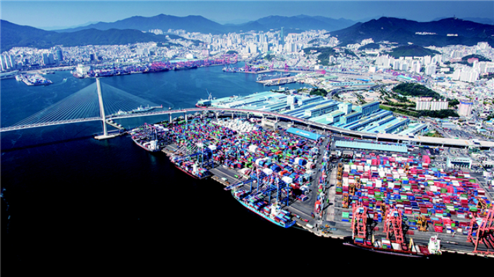 부산항 북항 신감만부두와 감만부두 1번 선석 전경. 부산항만공사 제공