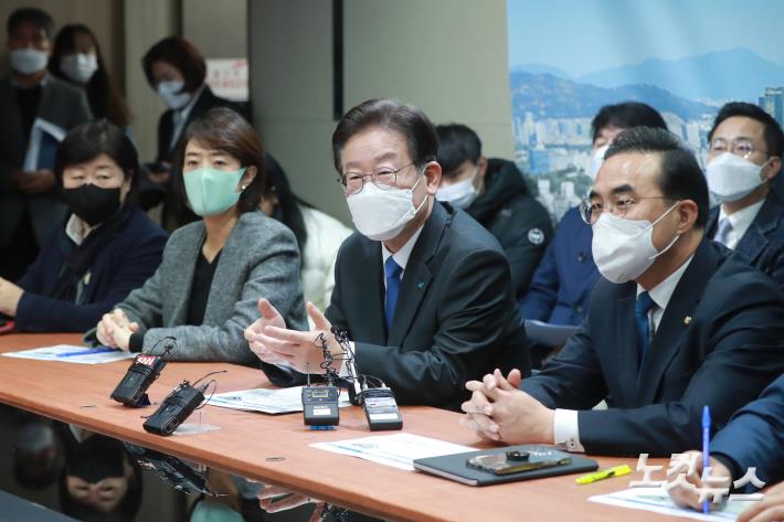 이재명 더불어민주당 대표가 30일 오전 서울 성동구청 스마트도시 종합 운영센터에서 정원오 구청장에게 운영 현황을 설명듣고 발언을 하고 있다.