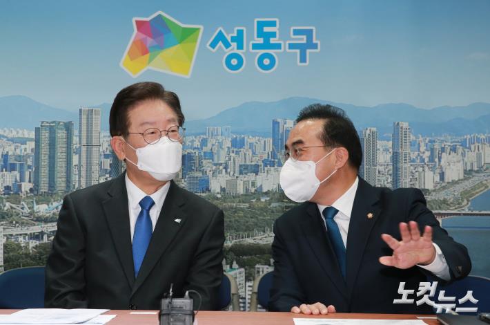 이재명 더불어민주당 대표와 박홍근 원내대표가 30일 오전 서울 성동구청 스마트도시 종합 운영센터를 찾아 대화를 나누고 있다.