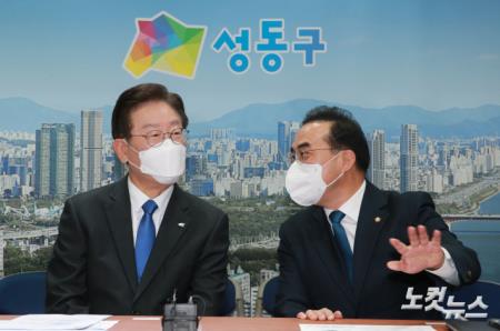 이재명 더불어민주당 대표와 박홍근 원내대표가 30일 오전 서울 성동구청 스마트도시 종합 운영센터를 찾아 대화를 나누고 있다.