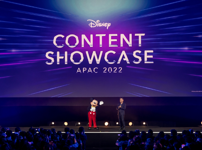 오늘(30일)부터 양일간 싱가포르 마리나 베이 샌즈에서 개최되는 '디즈니 콘텐츠 쇼케이스 2022'에 참석한 루크 강 월트디즈니 컴퍼니 아태지역 총괄 사장과 미키마우스. 월트디즈니 컴퍼니 제공