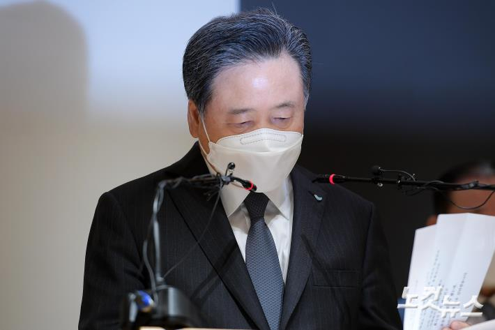 허영인 SPC그룹 회장이 지난달 21일 서울 서초구 양재동 SPC 본사에서 평택 SPC 계열사 SPL의 제빵공장 사망 사고 관련 대국민 사과를 하고 있다. 박종민 기자