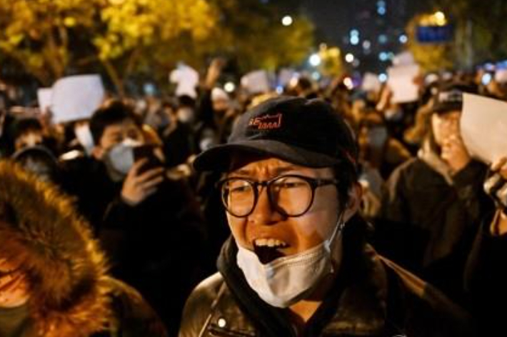 28일(현지시간) 중국 베이징에서 고강도 코로나19 정책에 반대하는 시위와 우루무치시 화재 사건 희생자들을 위한 집회가 함께 진행되면서 시위자들이 거리를 따라 행진하고 있다. 연합뉴스