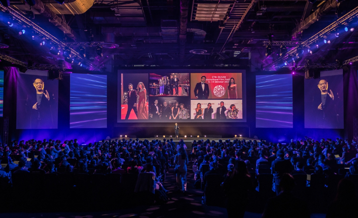 30일(현지 시간) 싱가포르 마리나 베이 샌즈에서 열린 '디즈니 콘텐츠 쇼케이스 2022'에 화상으로 참석한 루이스 데스포시토 마블 스튜디오 공동대표. 월트디즈니 컴퍼니 제공