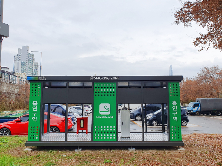 뚝섬한강공원 1주차장 인근에 설치된 흡연부스. 서울시 제공