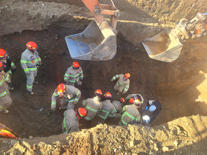 30일 경기도 화성시에 있는 한 문화재 발굴 현장에서 작업자 2명이 무너져내린 토사에 매몰되는 사고가 발생했다. 경기도소방재난본부 제공