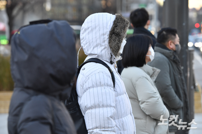 겨울 옷을 입은 시민들이 출근을 하고 있다. 류영주 기자