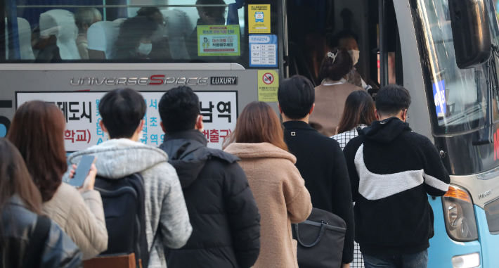 지난 18일 인천시 연수구 송도국제도시 한 버스정류장에서 승객들이 M6405 광역급행버스에 오르고 있다. 경기도가 광역버스 입석 승차를 중단한 가운데 인천에서는 당분간 예외적 허용이 지속될 전망이다. 연합뉴스