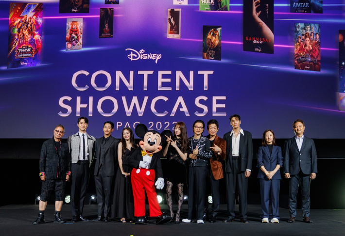 지난 11월 30일(현지 시간) 싱가포르 마리나 베이 샌즈에서 열린 '디즈니 콘텐츠 쇼케이스 2022'에 참석한 한국 콘텐츠 감독과 배우들의 모습. 월트디즈니 컴퍼니 제공