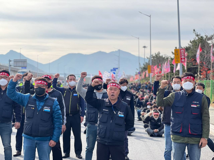 화물연대 부산본부 조합원들이 지난달 24일 부산항 신항 앞에서 총파업 출정식을 열고 있다. 화물연대 부산본부 제공